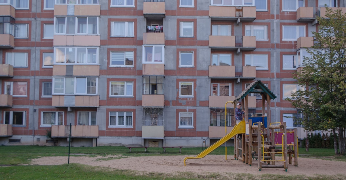 Loc de joacă în fața unui bloc de apartamente — cartier potrivit pentru familii cu copii