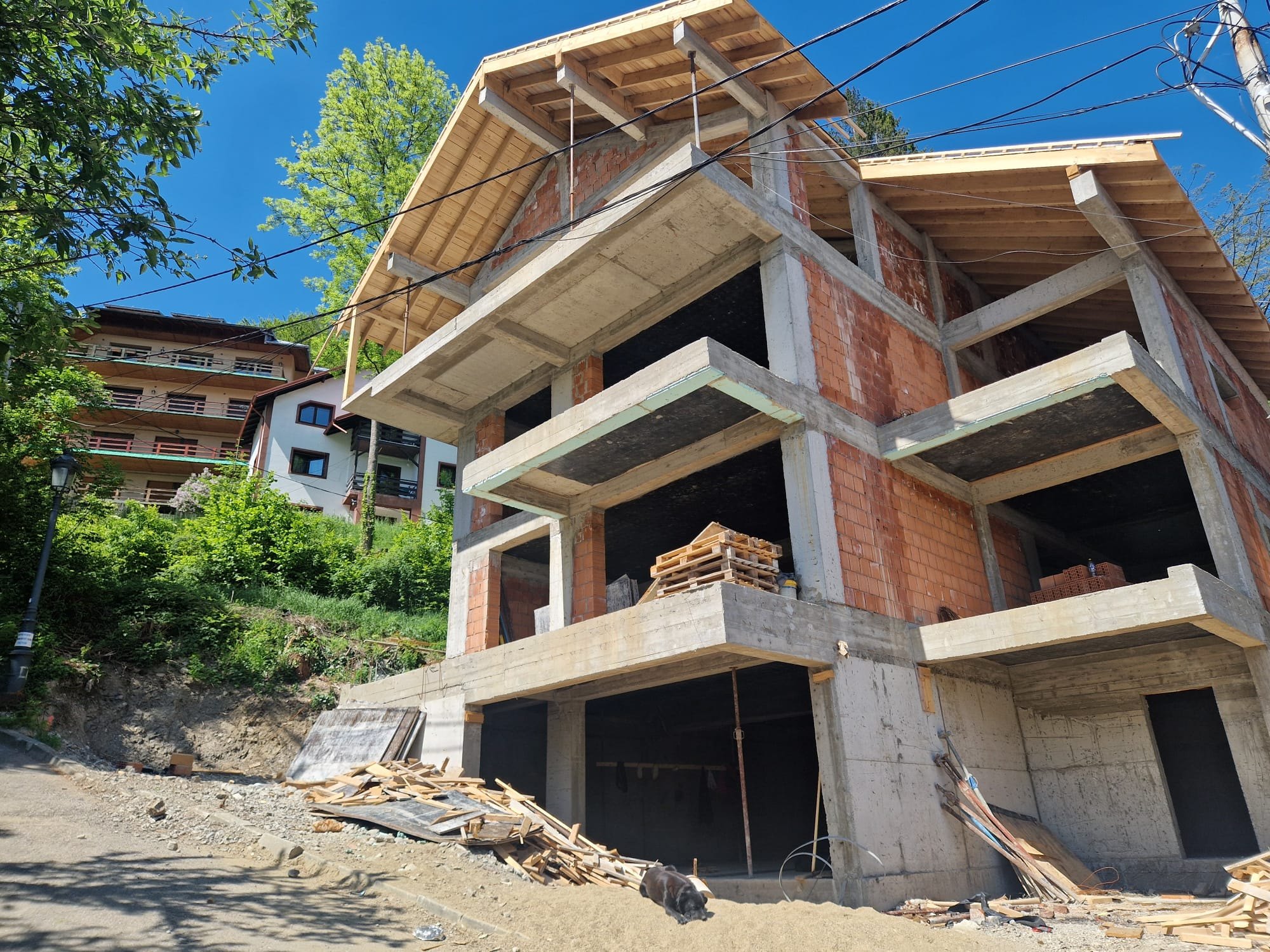 Structura ansamblului cu terase suspendate, în construcție — iunie 2026