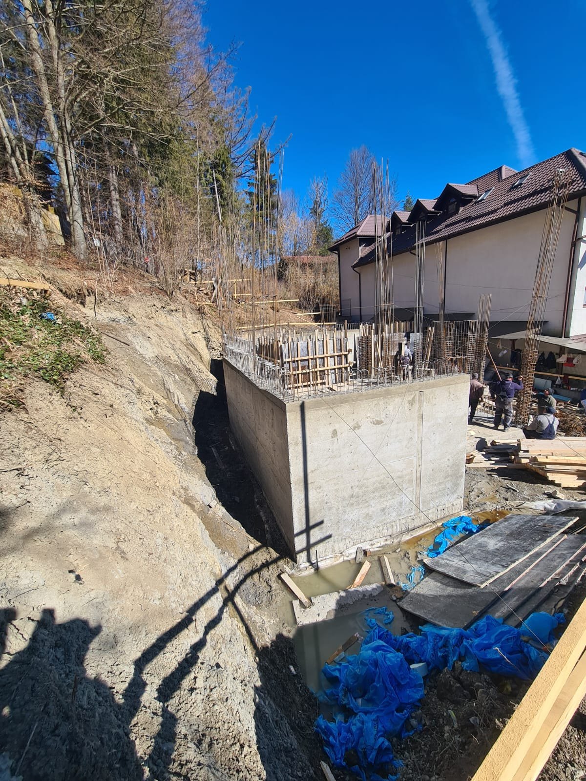 Ziduri de sprijin din beton armat, ancorate în versant