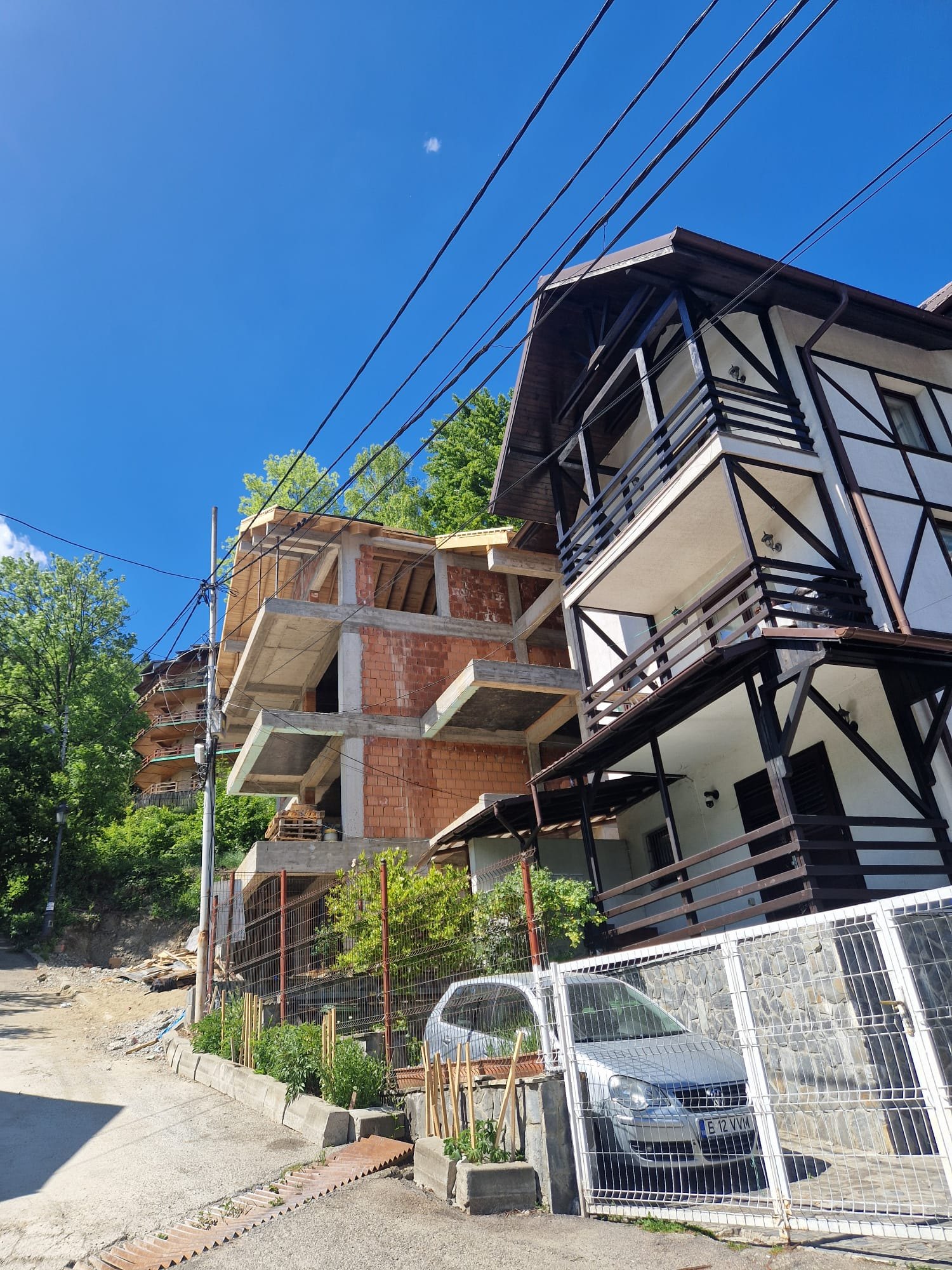 Ansamblul Cerbului 4 în context — alături de vilele din Furnica